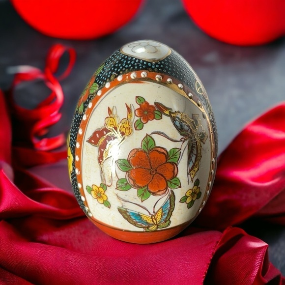 HAND PAINTED Porcelain
EGG 3 1/2" yellow birds and flowers gold gilt - Picture 1 of 7